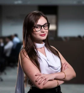 Isabela Benini, advogada do Vilhena Silva Advogados