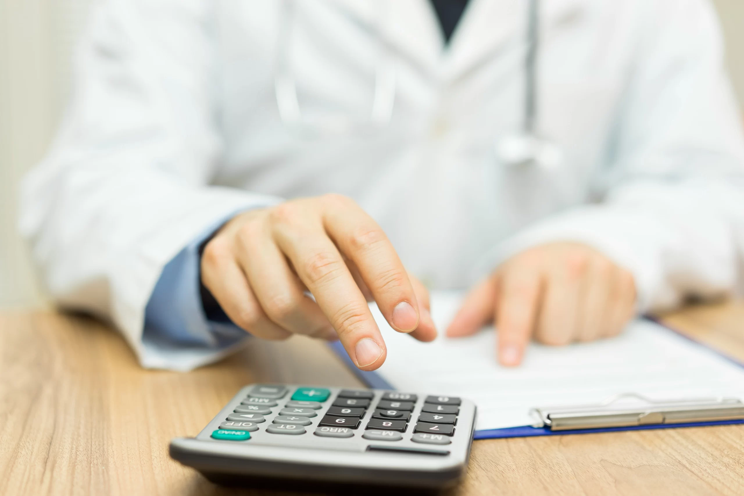 equiparação hospitalar; redução tributária; clínicas médicas; IRPJ e CSLL; lucro presumido; planejamento fiscal